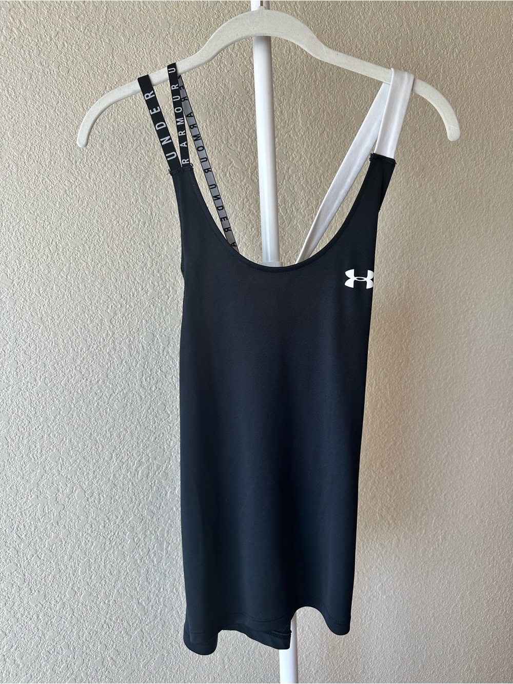 Under Armour black and white strappy cross cross back size XS